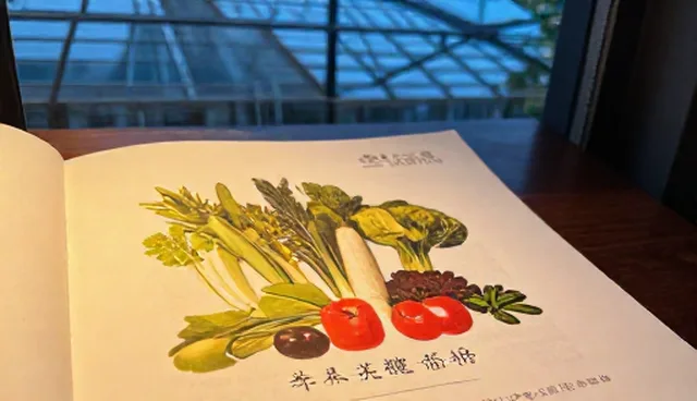有机蔬菜成本控制：合作关系与独立采购的对比分析
